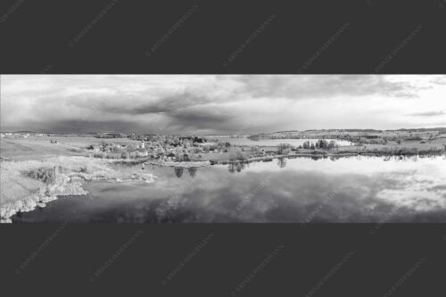 Blick über die Ortschaft Froschhausen mit Froschhauser See und Riegsee - Klein aber oho 3:1 sw -- Froschhausen - mehr Infos bei www.Kriner-Weiermann.de