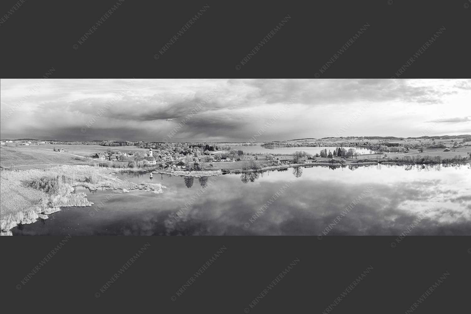 Blick über die Ortschaft Froschhausen mit Froschhauser See und Riegsee - Klein aber oho 3:1 sw -- Froschhausen - mehr Infos bei www.Kriner-Weiermann.de