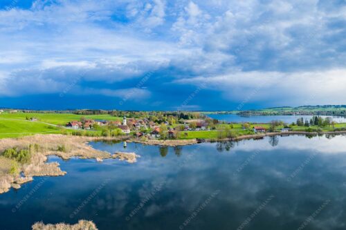 Blick über die Ortschaft Froschhausen mit Froschhauser See und Riegsee - Klein aber oho 3:2  -- Froschhausen - mehr Infos bei www.Kriner-Weiermann.de