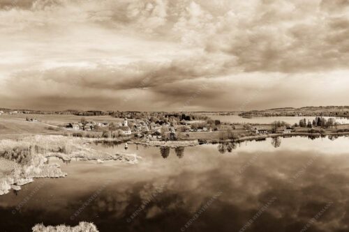 Blick über die Ortschaft Froschhausen mit Froschhauser See und Riegsee - Klein aber oho 3:2 sepia -- Froschhausen - mehr Infos bei www.Kriner-Weiermann.de