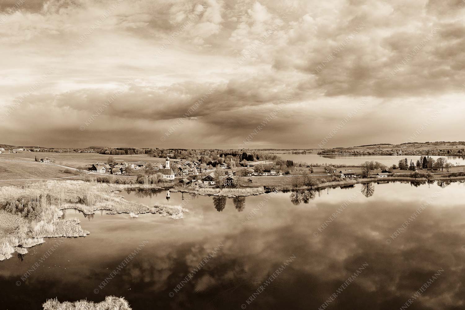 Blick über die Ortschaft Froschhausen mit Froschhauser See und Riegsee - Klein aber oho 3:2 sepia -- Froschhausen - mehr Infos bei www.Kriner-Weiermann.de