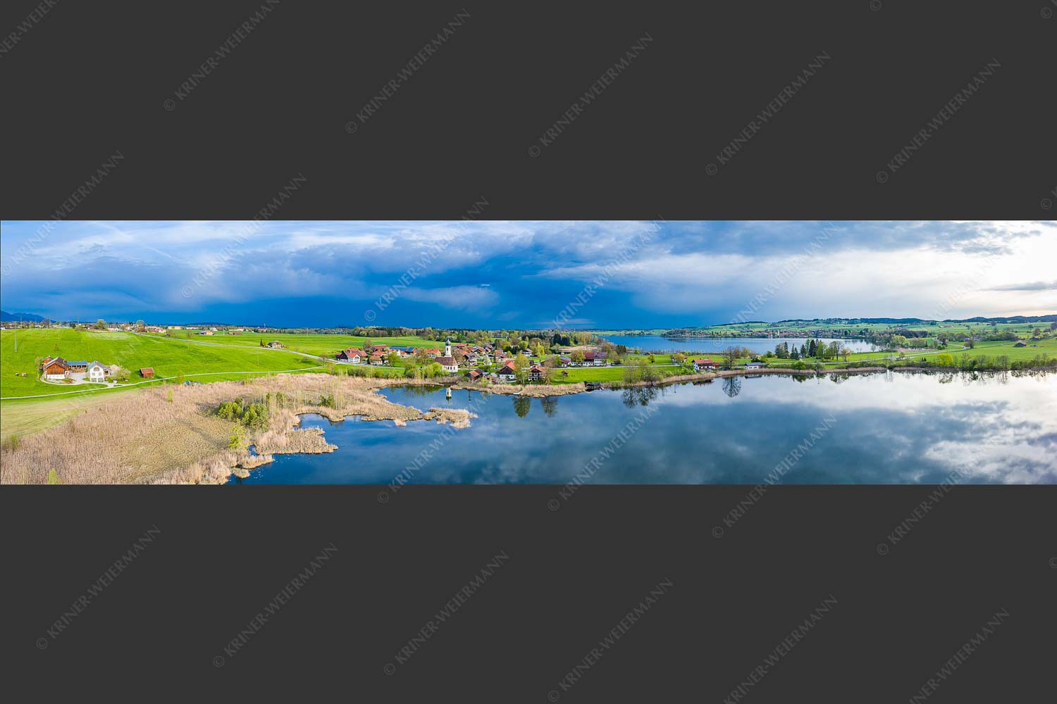 Blick über die Ortschaft Froschhausen mit Froschhauser See und Riegsee - Klein aber oho 4:1 -- Froschhausen - mehr Infos bei www.Kriner-Weiermann.de