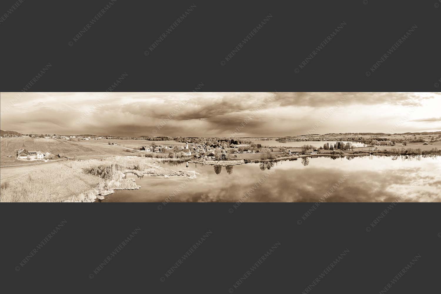 Blick über die Ortschaft Froschhausen mit Froschhauser See und Riegsee - Klein aber oho 4:1 sepia -- Froschhausen - mehr Infos bei www.Kriner-Weiermann.de