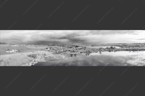 Blick über die Ortschaft Froschhausen mit Froschhauser See und Riegsee - Klein aber oho 4:1 sw -- Froschhausen - mehr Infos bei www.Kriner-Weiermann.de