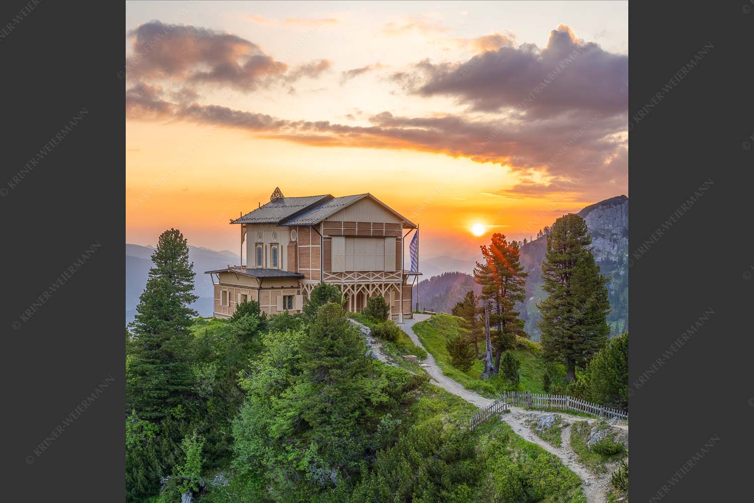 Nur an den längsten Tagen sieht man die Sonne am Horizont aufgehen - Königliche Aussicht 1:1  -- Sonnenaufgang am Schachenschloss - mehr Infos bei www.Kriner-Weiermann.de