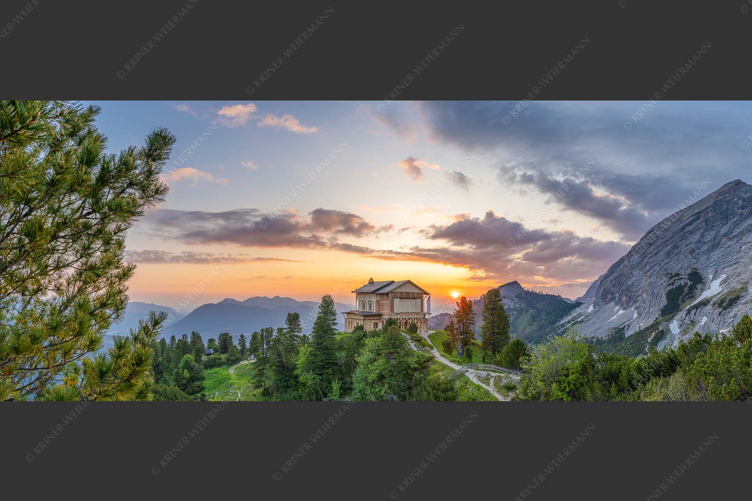 Nur an den längsten Tagen sieht man die Sonne am Horizont aufgehen - Königliche Aussicht 2,5:1  -- Sonnenaufgang am Schachenschloss - mehr Infos bei www.Kriner-Weiermann.de