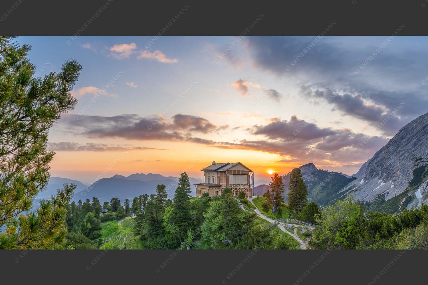 Nur an den längsten Tagen sieht man die Sonne am Horizont aufgehen - Königliche Aussicht 2:1  -- Sonnenaufgang am Schachenschloss - mehr Infos bei www.Kriner-Weiermann.de