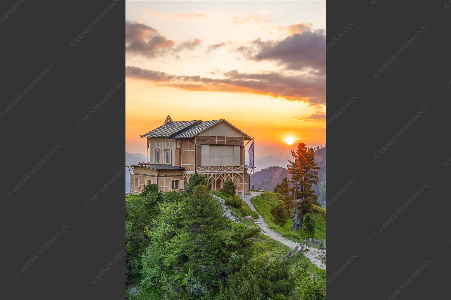 Nur an den längsten Tagen sieht man die Sonne am Horizont aufgehen - Königliche Aussicht 2:3  -- Sonnenaufgang am Schachenschloss - mehr Infos bei www.Kriner-Weiermann.de