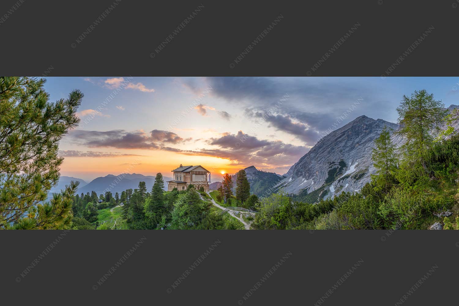 Nur an den längsten Tagen sieht man die Sonne am Horizont aufgehen - Königliche Aussicht 3:1  -- Sonnenaufgang am Schachenschloss - mehr Infos bei www.Kriner-Weiermann.de