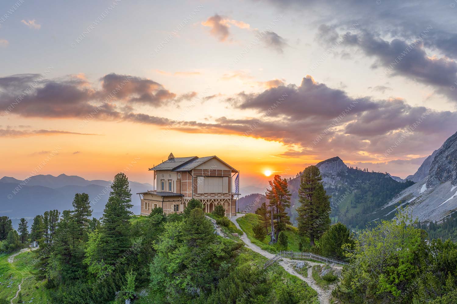 Nur an den längsten Tagen sieht man die Sonne am Horizont aufgehen - Königliche Aussicht 3:2  -- Sonnenaufgang am Schachenschloss - mehr Infos bei www.Kriner-Weiermann.de