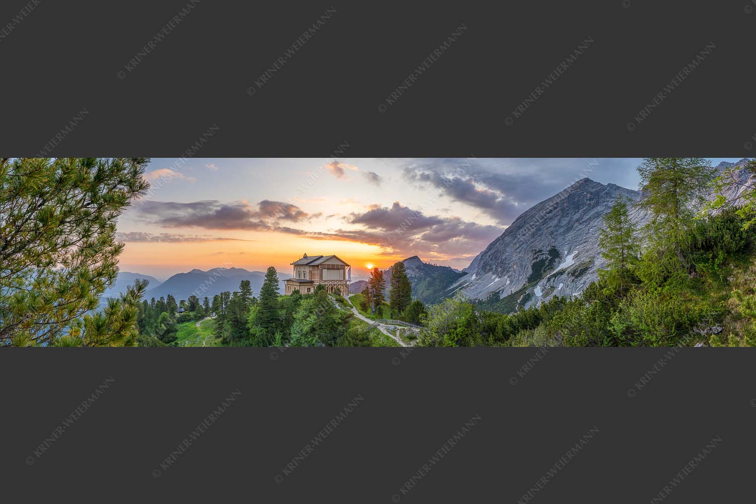 Nur an den längsten Tagen sieht man die Sonne am Horizont aufgehen - Königliche Aussicht 4:1  -- Sonnenaufgang am Schachenschloss - mehr Infos bei www.Kriner-Weiermann.de