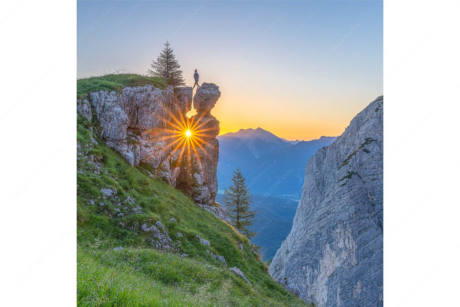 Blick von der Wettersteinnordseite in den Sonnenaufgang hinter Soierngebirge - Aquila_1zu1 - mehr Infos bei www.Kriner-Weiermann.de