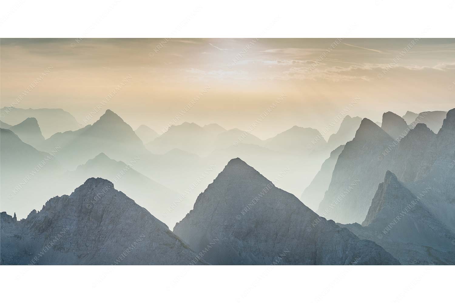 Blick über Moserkarspitze in den Sonnenaufgang - Konturen_2zu1 - mehr Infos bei www.Kriner-Weiermann.de