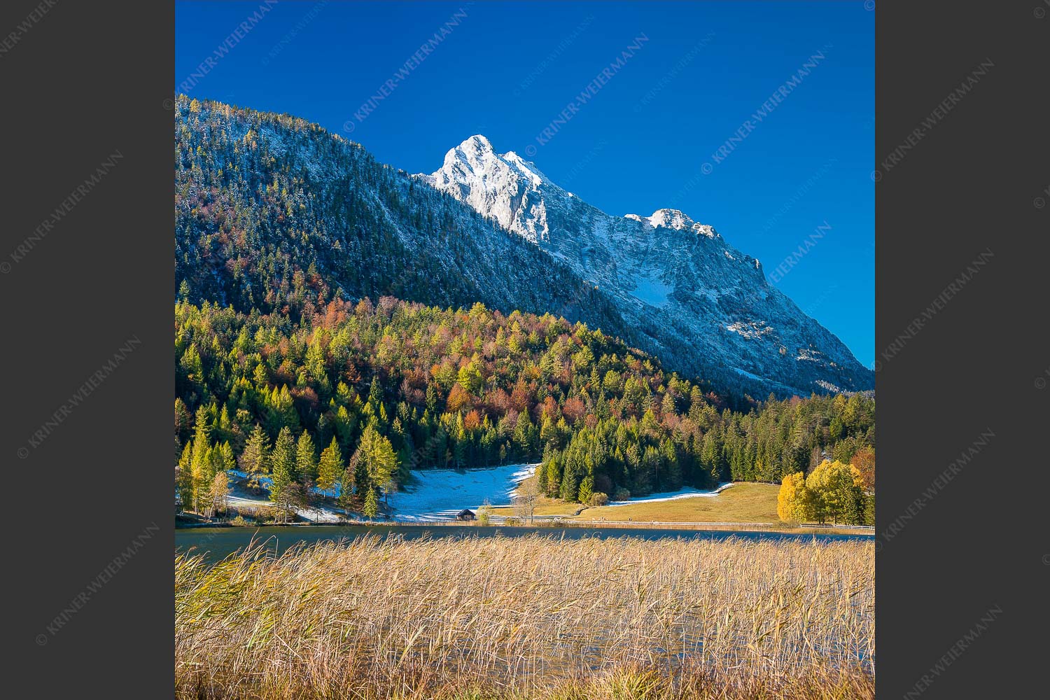 Blick über den Lautersee zum Grünkopf und der Unteren Wettersteinspitze - Lauterseeherbst 1:1  -- Harbst am Lautersee mit Wetterstein - mehr Infos bei www.Kriner-Weiermann.de
