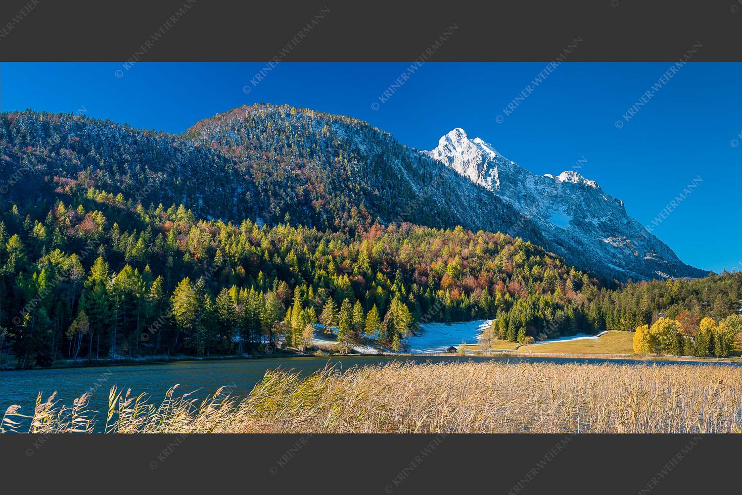 Blick über den Lautersee zum Grünkopf und der Unteren Wettersteinspitze - Lauterseeherbst 2:1  -- Harbst am Lautersee mit Wetterstein - mehr Infos bei www.Kriner-Weiermann.de