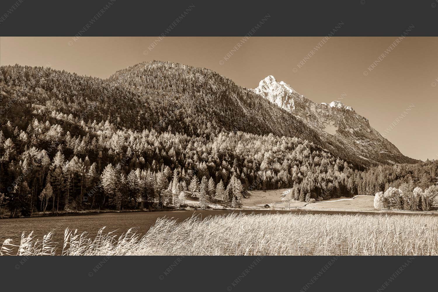 Blick über den Lautersee zum Grünkopf und der Unteren Wettersteinspitze - Lauterseeherbst 2:1 sepia -- Harbst am Lautersee mit Wetterstein - mehr Infos bei www.Kriner-Weiermann.de