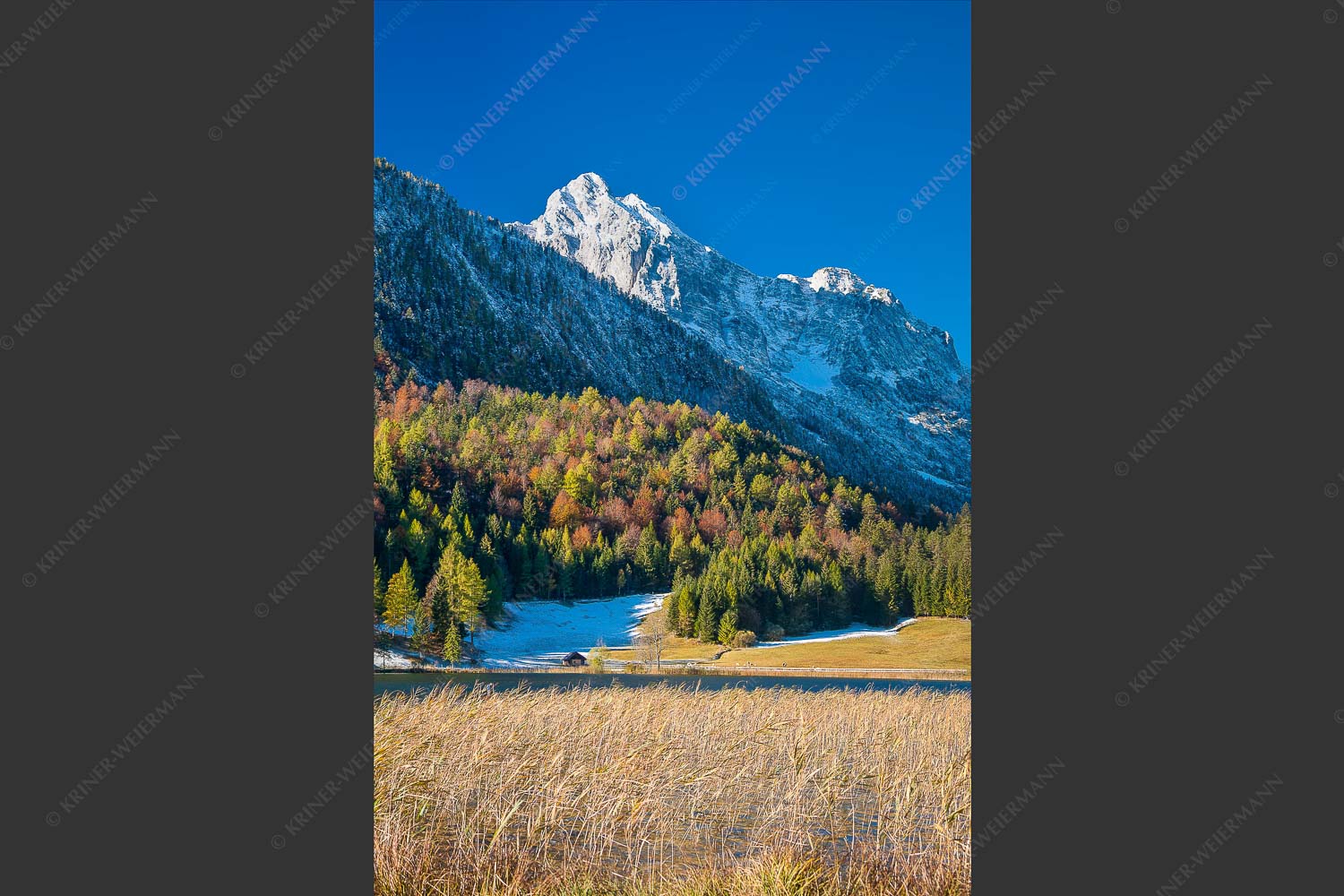 Blick über den Lautersee zum Grünkopf und der Unteren Wettersteinspitze - Lauterseeherbst 2:3 -- Harbst am Lautersee mit Wetterstein - mehr Infos bei www.Kriner-Weiermann.de