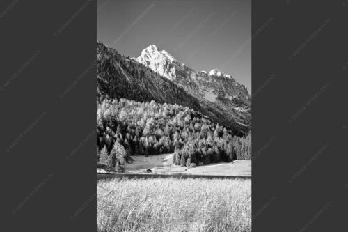 Blick über den Lautersee zum Grünkopf und der Unteren Wettersteinspitze - Lauterseeherbst 2:3 sw -- Harbst am Lautersee mit Wetterstein - mehr Infos bei www.Kriner-Weiermann.de