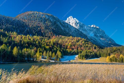 Blick über den Lautersee zum Grünkopf und der Unteren Wettersteinspitze - Lauterseeherbst 3:2  -- Harbst am Lautersee mit Wetterstein - mehr Infos bei www.Kriner-Weiermann.de
