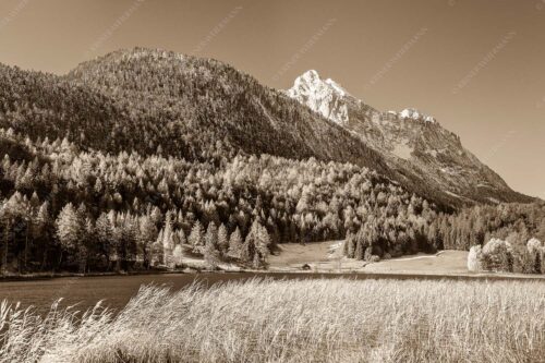 Blick über den Lautersee zum Grünkopf und der Unteren Wettersteinspitze - Lauterseeherbst 3:2 sepia -- Harbst am Lautersee mit Wetterstein - mehr Infos bei www.Kriner-Weiermann.de