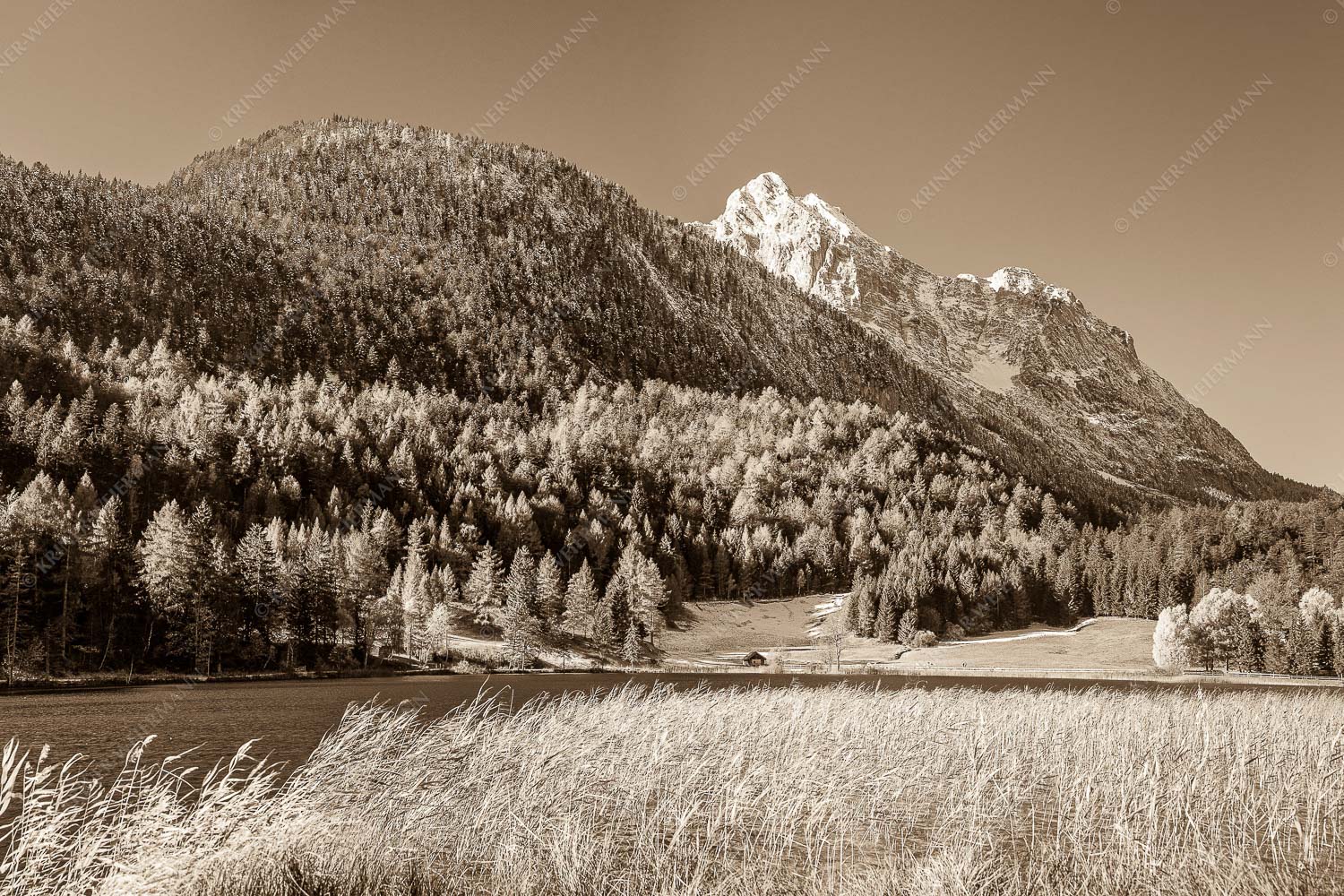 Blick über den Lautersee zum Grünkopf und der Unteren Wettersteinspitze - Lauterseeherbst 3:2 sepia -- Harbst am Lautersee mit Wetterstein - mehr Infos bei www.Kriner-Weiermann.de