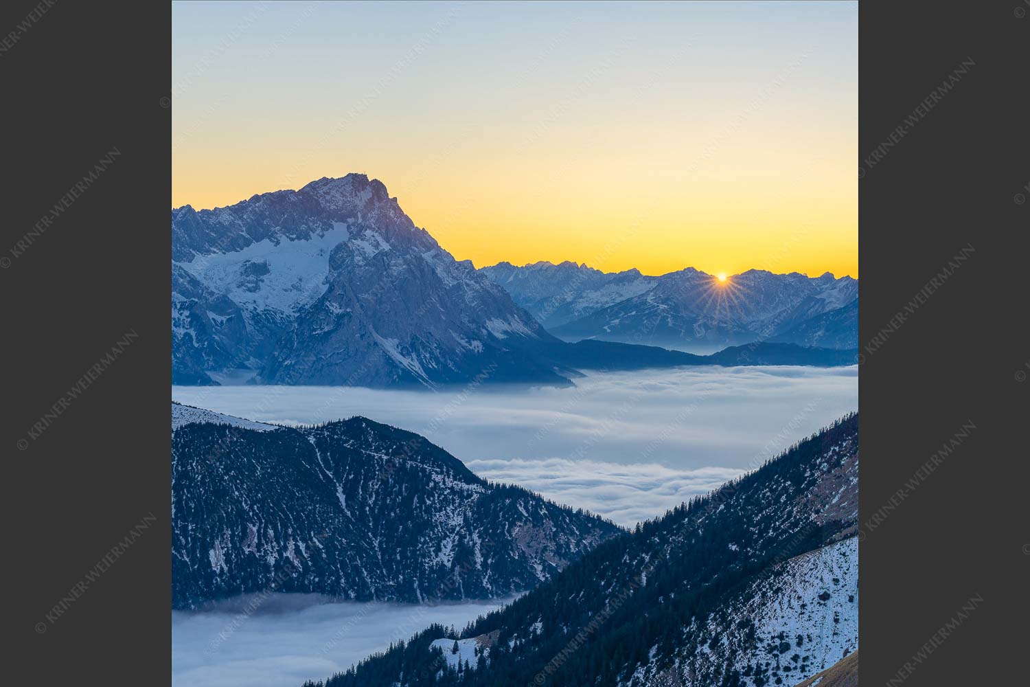 Blick aus dem Estergebirge über Nebelmeer und Wank zum Zugspitzmassiv - Letzter Blitzer 1:1  -- Zugspitze Sonnenuntergang - mehr Infos bei www.Kriner-Weiermann.de