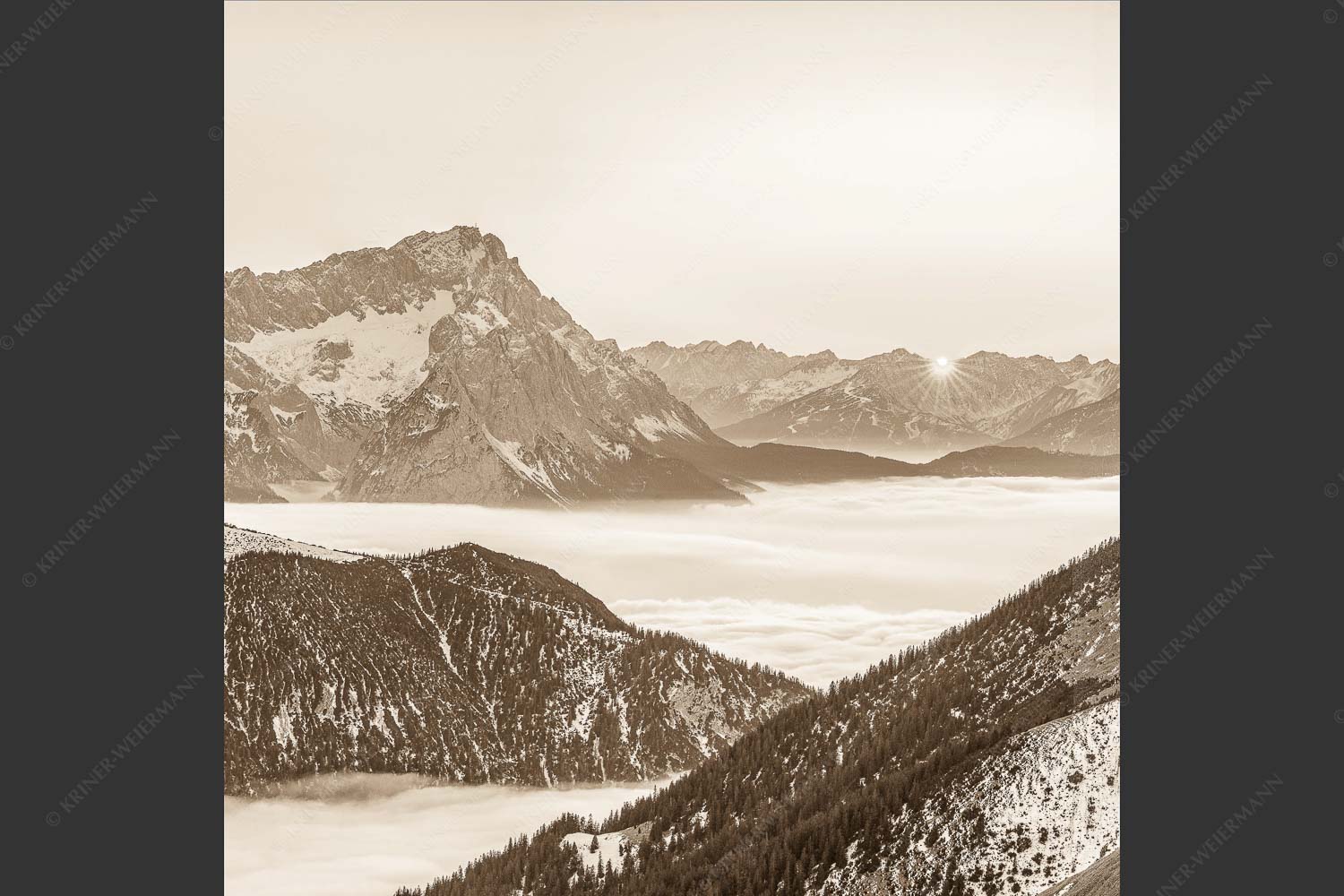 Blick aus dem Estergebirge über Nebelmeer und Wank zum Zugspitzmassiv - Letzter Blitzer 1:1 sepia -- Zugspitze Sonnenuntergang - mehr Infos bei www.Kriner-Weiermann.de