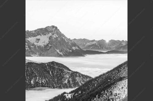 Blick aus dem Estergebirge über Nebelmeer und Wank zum Zugspitzmassiv - Letzter Blitzer 1:1 sw -- Zugspitze Sonnenuntergang - mehr Infos bei www.Kriner-Weiermann.de
