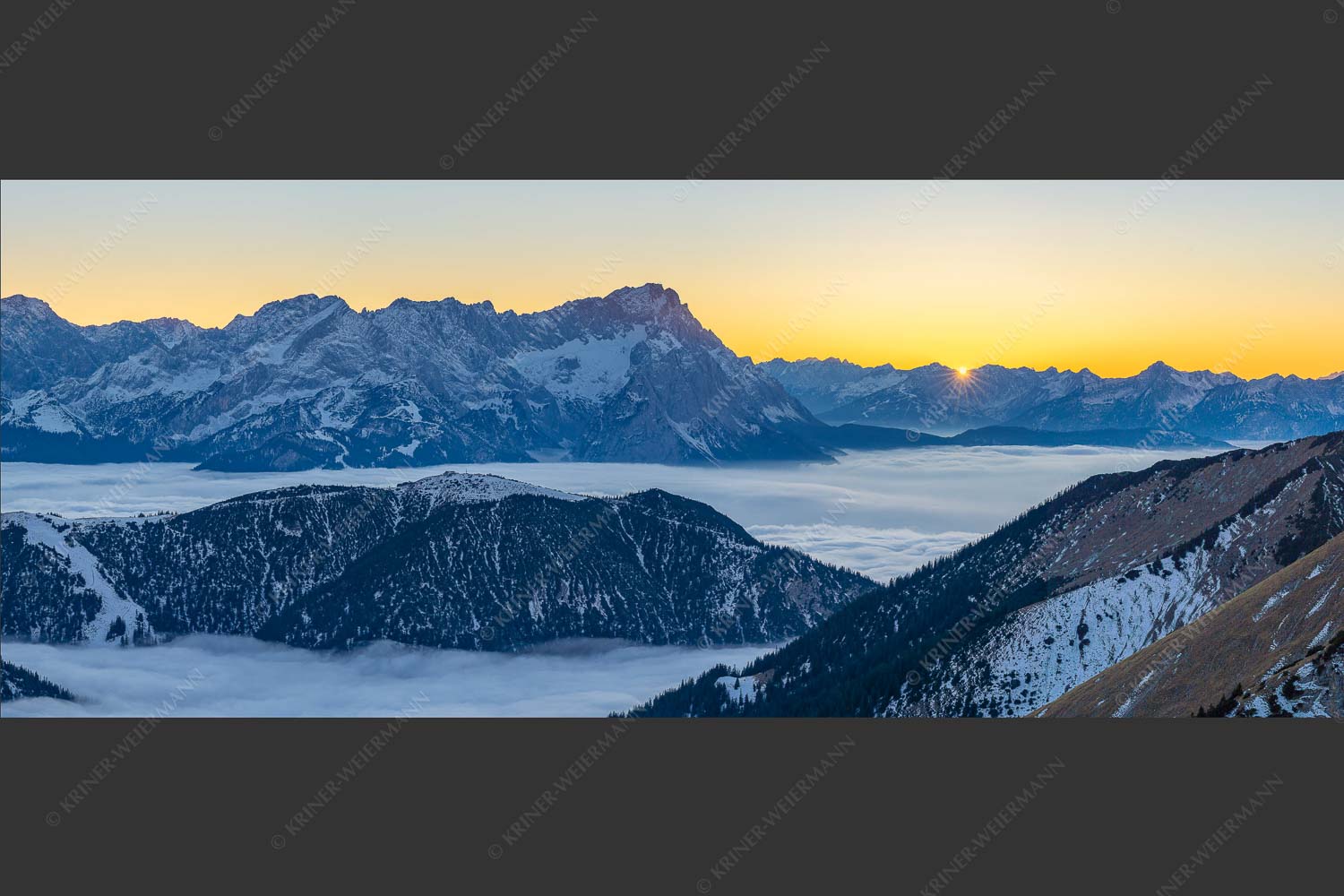 Blick aus dem Estergebirge über Nebelmeer und Wank zum Zugspitzmassiv - Letzter Blitzer 2,5:1  -- Zugspitze Sonnenuntergang - mehr Infos bei www.Kriner-Weiermann.de