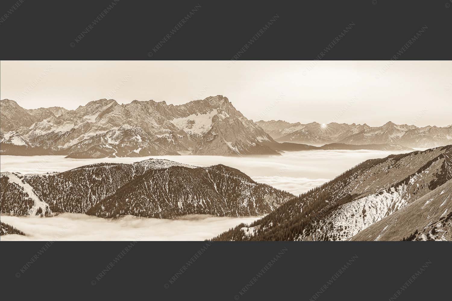 Blick aus dem Estergebirge über Nebelmeer und Wank zum Zugspitzmassiv - Letzter Blitzer 2,5:1 sepia -- Zugspitze Sonnenuntergang - mehr Infos bei www.Kriner-Weiermann.de