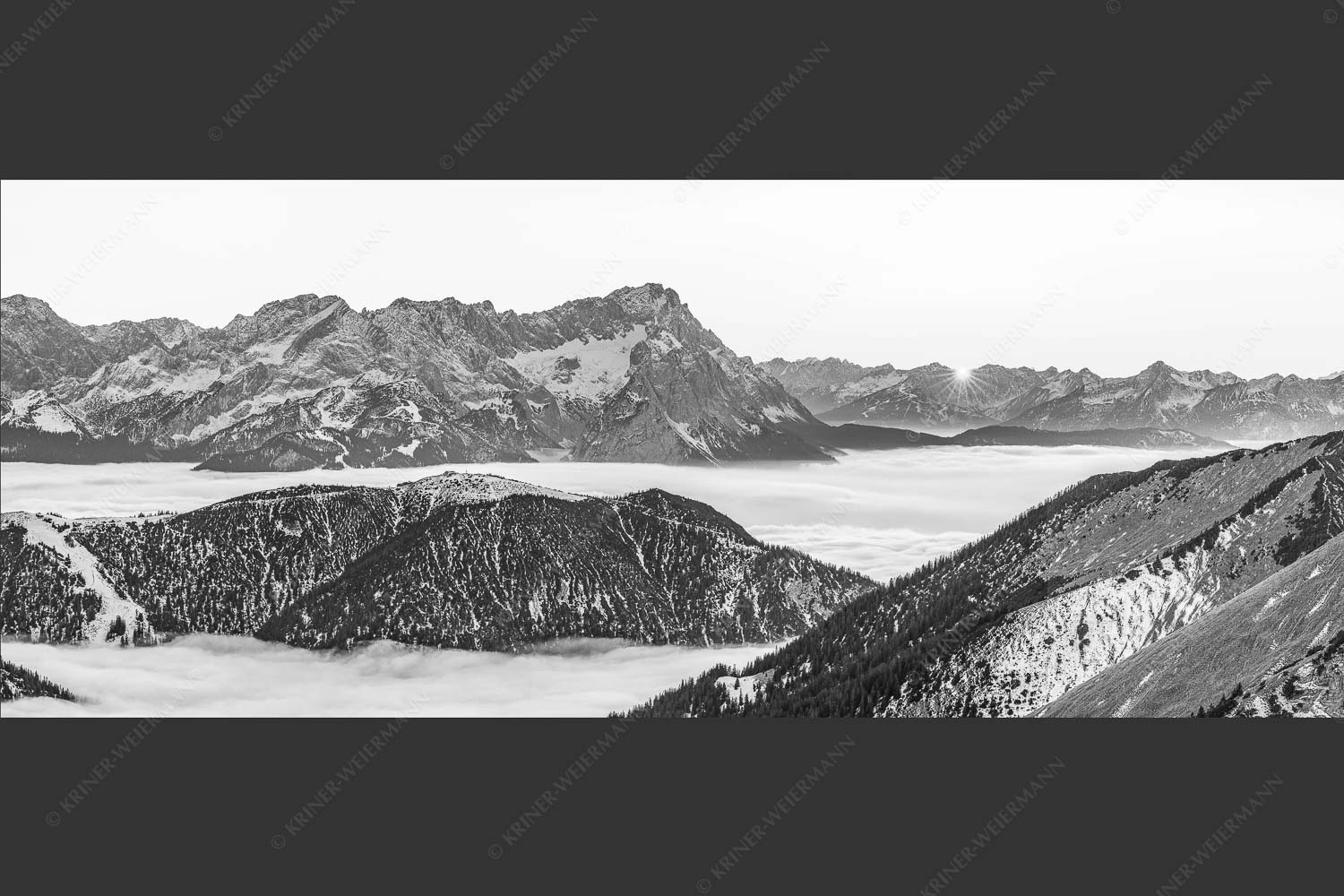 Blick aus dem Estergebirge über Nebelmeer und Wank zum Zugspitzmassiv - Letzter Blitzer 2,5:1 sw -- Zugspitze Sonnenuntergang - mehr Infos bei www.Kriner-Weiermann.de