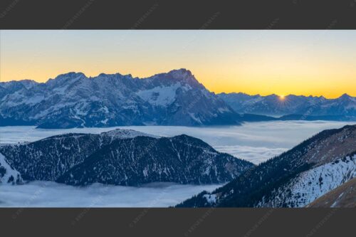 Blick aus dem Estergebirge über Nebelmeer und Wank zum Zugspitzmassiv - Letzter Blitzer 2:1  -- Zugspitze Sonnenuntergang - mehr Infos bei www.Kriner-Weiermann.de