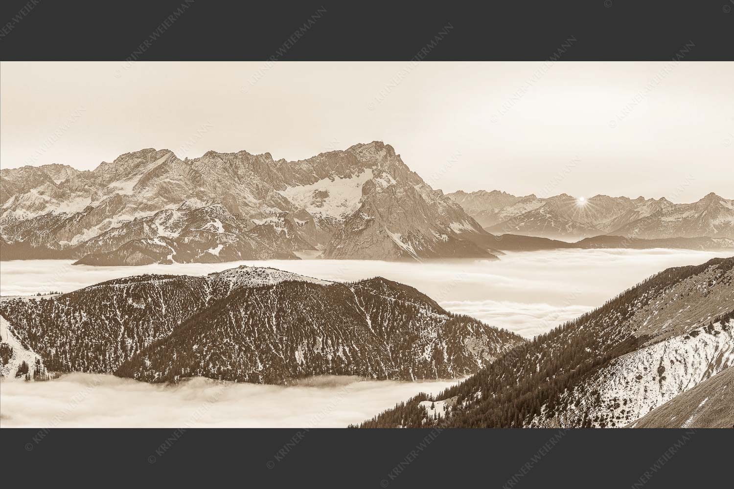 Blick aus dem Estergebirge über Nebelmeer und Wank zum Zugspitzmassiv - Letzter Blitzer 2:1 sepia -- Zugspitze Sonnenuntergang - mehr Infos bei www.Kriner-Weiermann.de