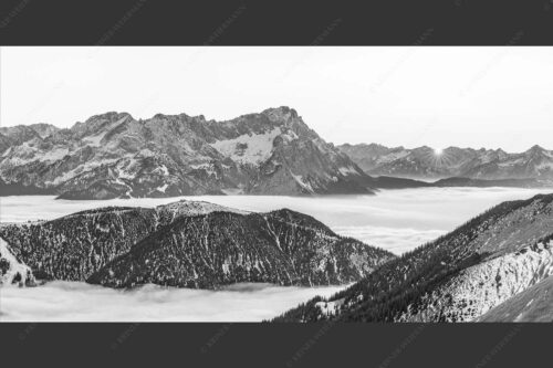 Blick aus dem Estergebirge über Nebelmeer und Wank zum Zugspitzmassiv - Letzter Blitzer 2:1 sw -- Zugspitze Sonnenuntergang - mehr Infos bei www.Kriner-Weiermann.de