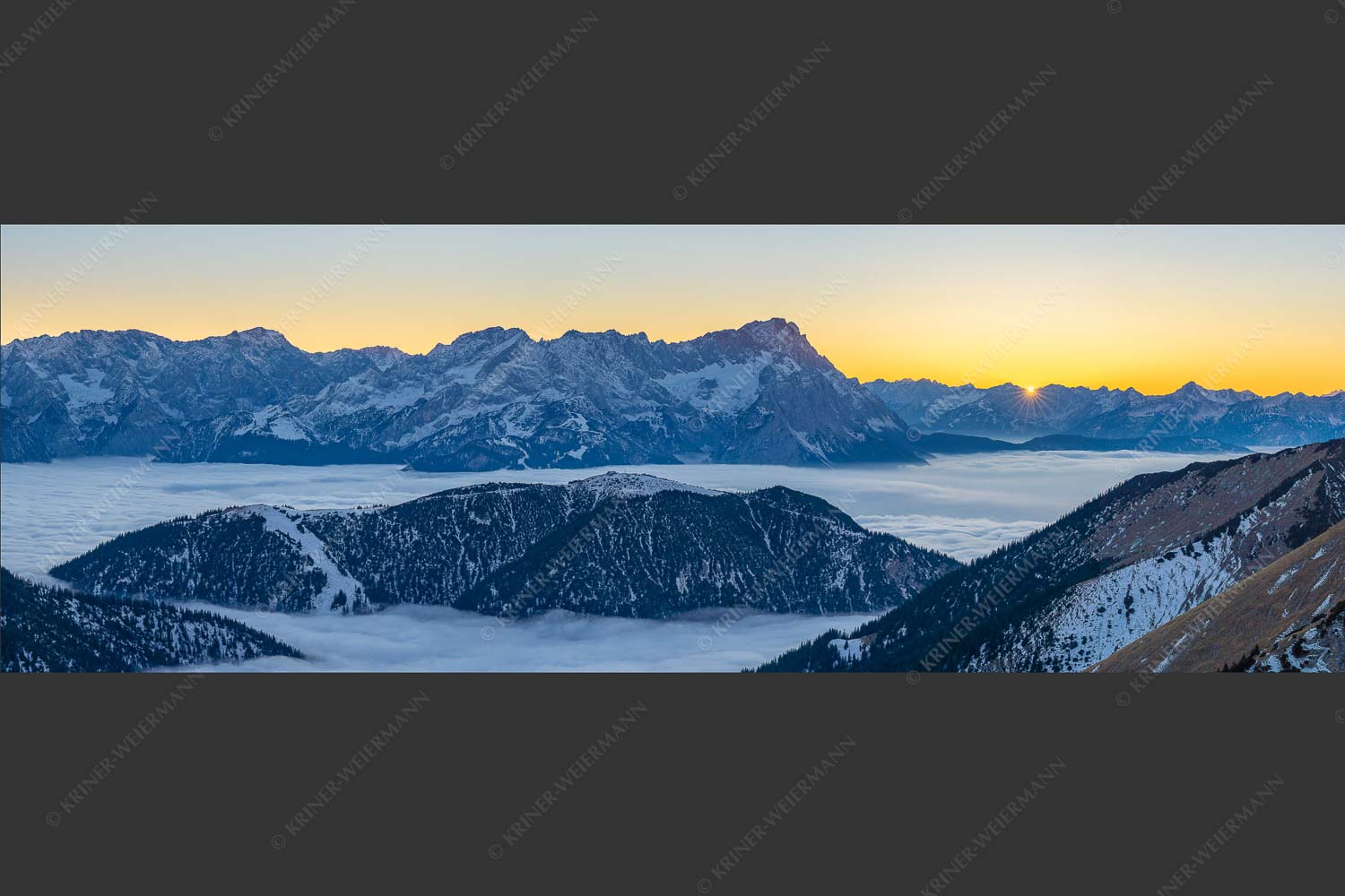 Blick aus dem Estergebirge über Nebelmeer und Wank zum Zugspitzmassiv - Letzter Blitzer 3:1  -- Zugspitze Sonnenuntergang - mehr Infos bei www.Kriner-Weiermann.de