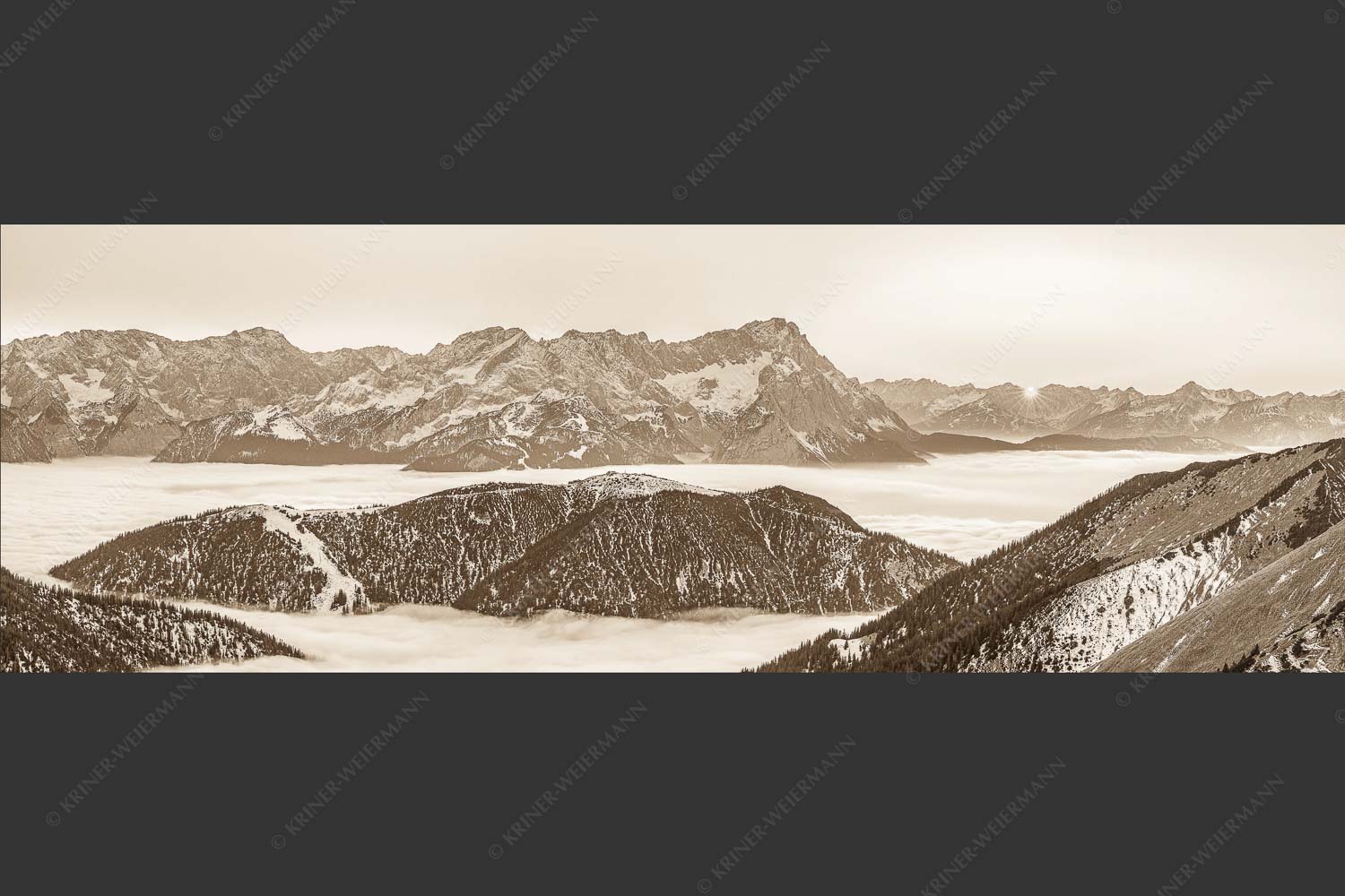 Blick aus dem Estergebirge über Nebelmeer und Wank zum Zugspitzmassiv - Letzter Blitzer 3:1 sepia -- Zugspitze Sonnenuntergang - mehr Infos bei www.Kriner-Weiermann.de