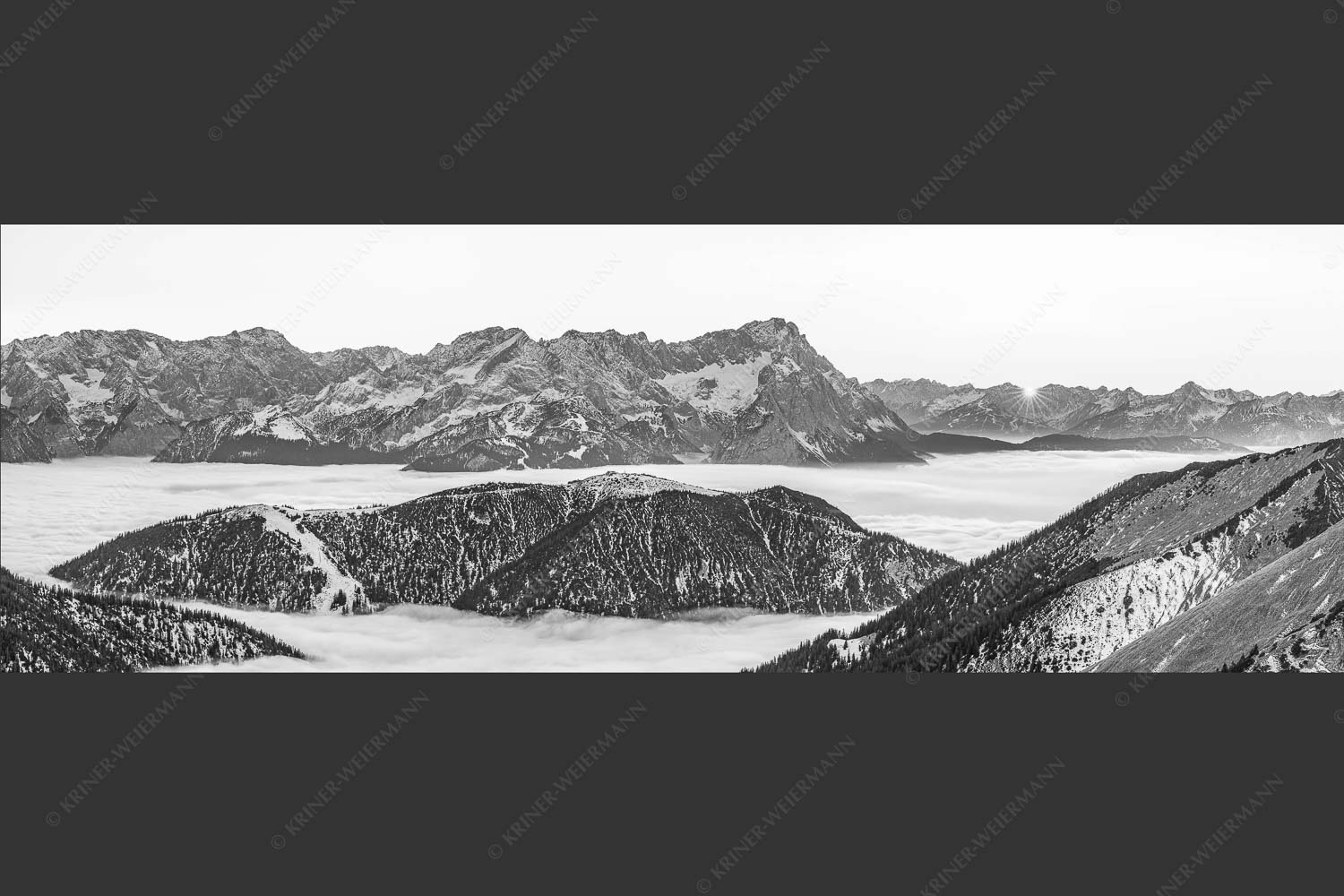 Blick aus dem Estergebirge über Nebelmeer und Wank zum Zugspitzmassiv - Letzter Blitzer 3:1 sw -- Zugspitze Sonnenuntergang - mehr Infos bei www.Kriner-Weiermann.de