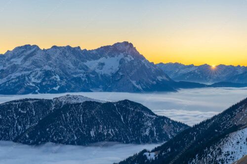 Blick aus dem Estergebirge über Nebelmeer und Wank zum Zugspitzmassiv - Letzter Blitzer 3:2  -- Zugspitze Sonnenuntergang - mehr Infos bei www.Kriner-Weiermann.de