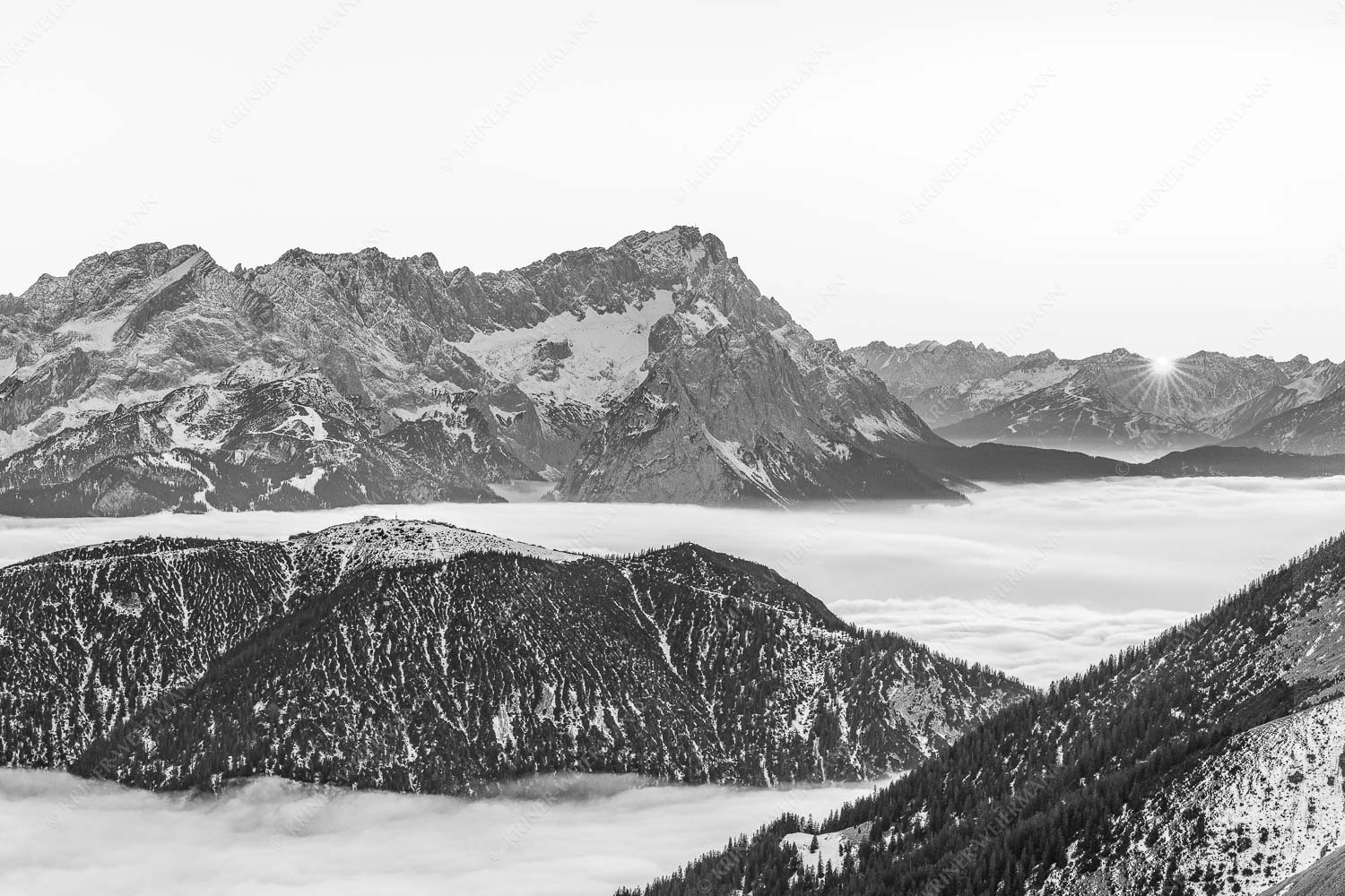 Blick aus dem Estergebirge über Nebelmeer und Wank zum Zugspitzmassiv - Letzter Blitzer 3:2 sw -- Zugspitze Sonnenuntergang - mehr Infos bei www.Kriner-Weiermann.de
