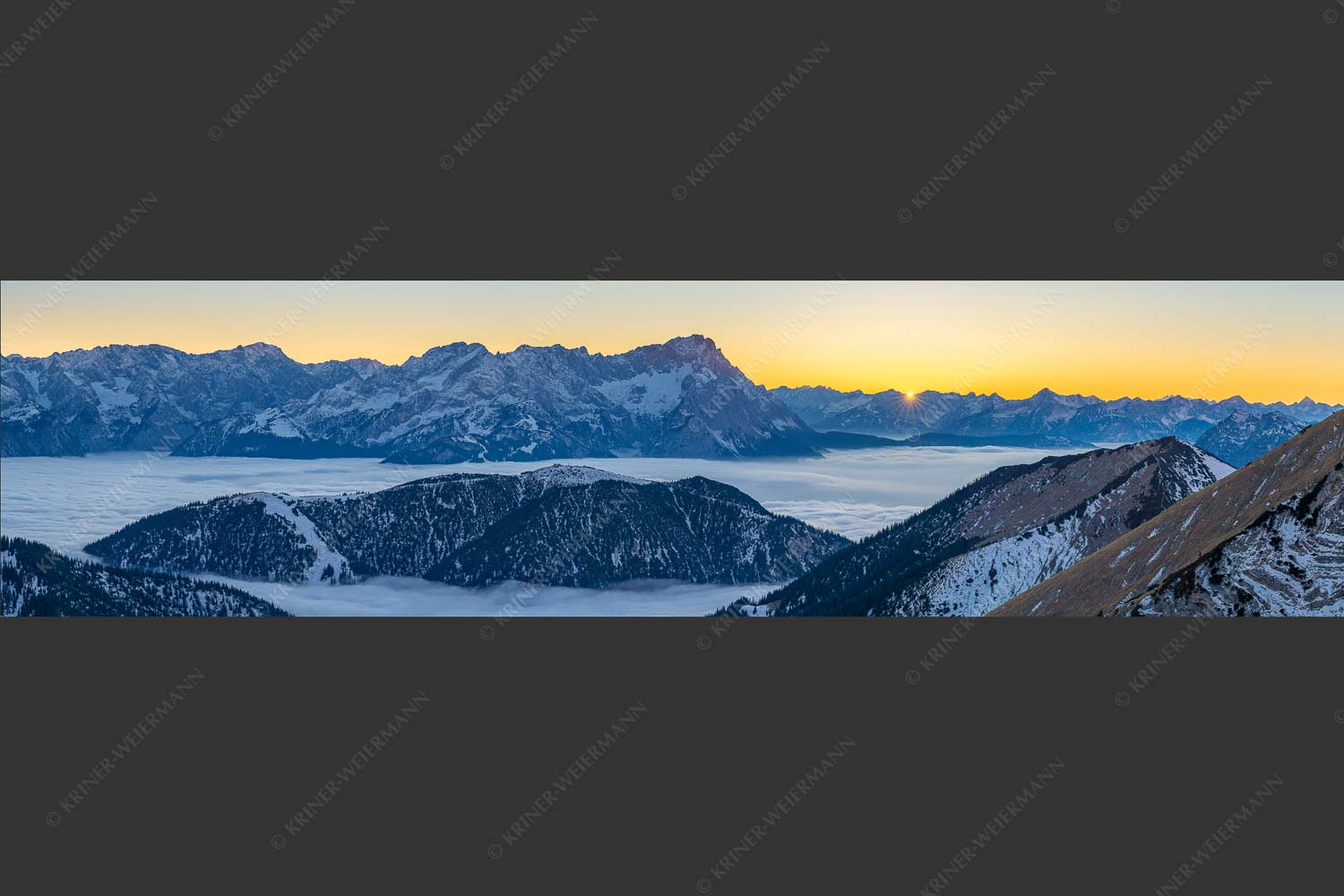 Blick aus dem Estergebirge über Nebelmeer und Wank zum Zugspitzmassiv - Letzter Blitzer 4:1  -- Zugspitze Sonnenuntergang - mehr Infos bei www.Kriner-Weiermann.de