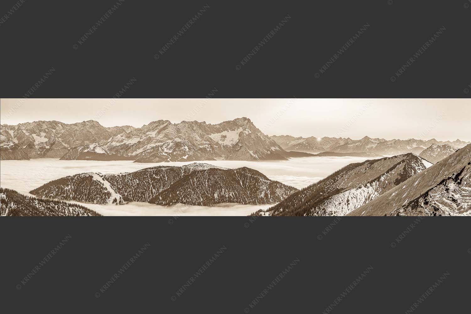 Blick aus dem Estergebirge über Nebelmeer und Wank zum Zugspitzmassiv - Letzter Blitzer 4:1 sepia -- Zugspitze Sonnenuntergang - mehr Infos bei www.Kriner-Weiermann.de