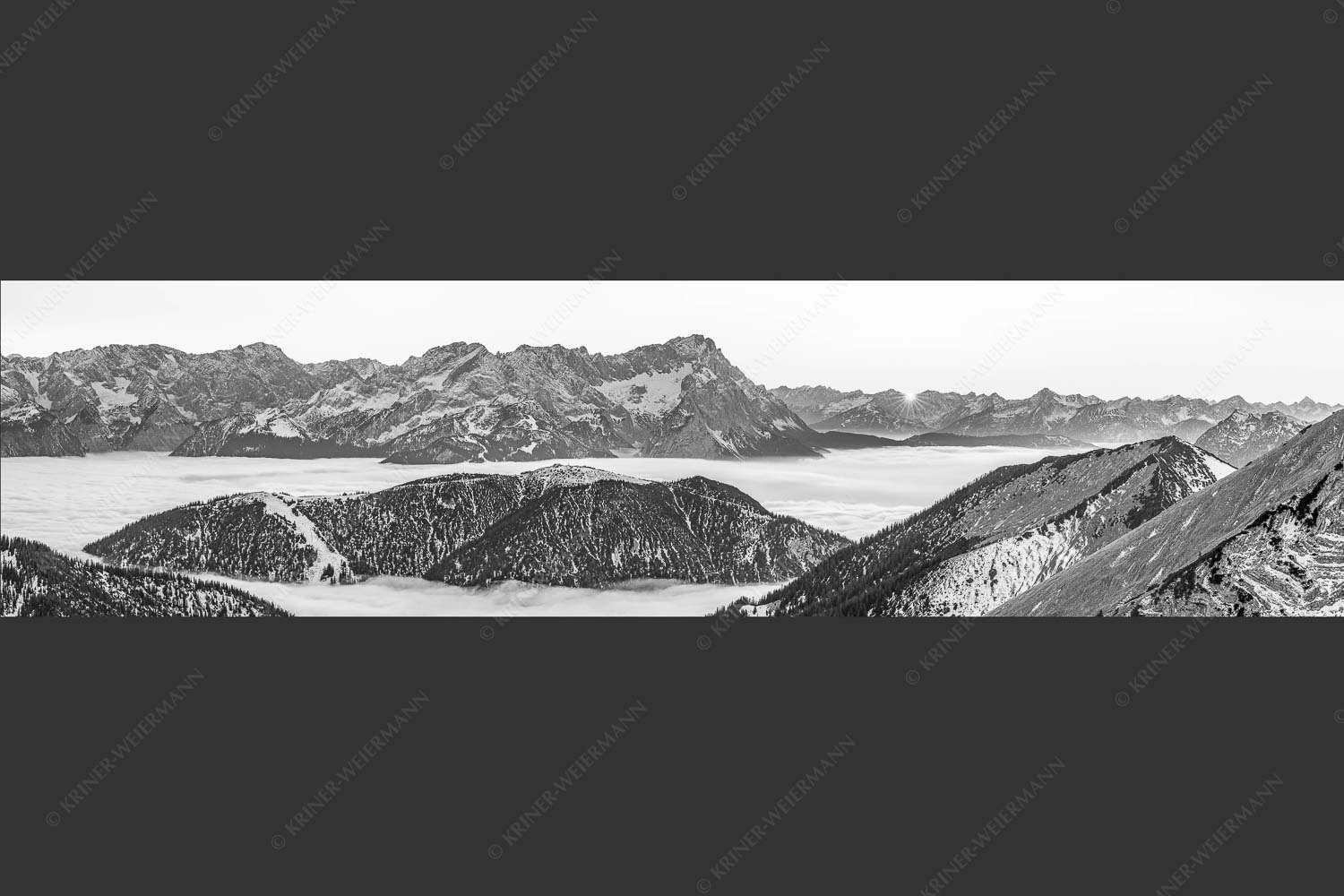 Blick aus dem Estergebirge über Nebelmeer und Wank zum Zugspitzmassiv - Letzter Blitzer 4:1 sw -- Zugspitze Sonnenuntergang - mehr Infos bei www.Kriner-Weiermann.de
