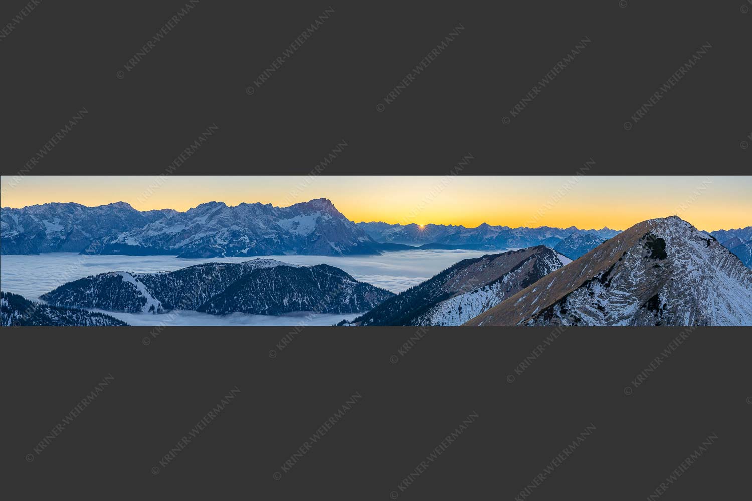 Blick aus dem Estergebirge über Nebelmeer und Wank zum Zugspitzmassiv - Letzter Blitzer 5:1  -- Zugspitze Sonnenuntergang - mehr Infos bei www.Kriner-Weiermann.de