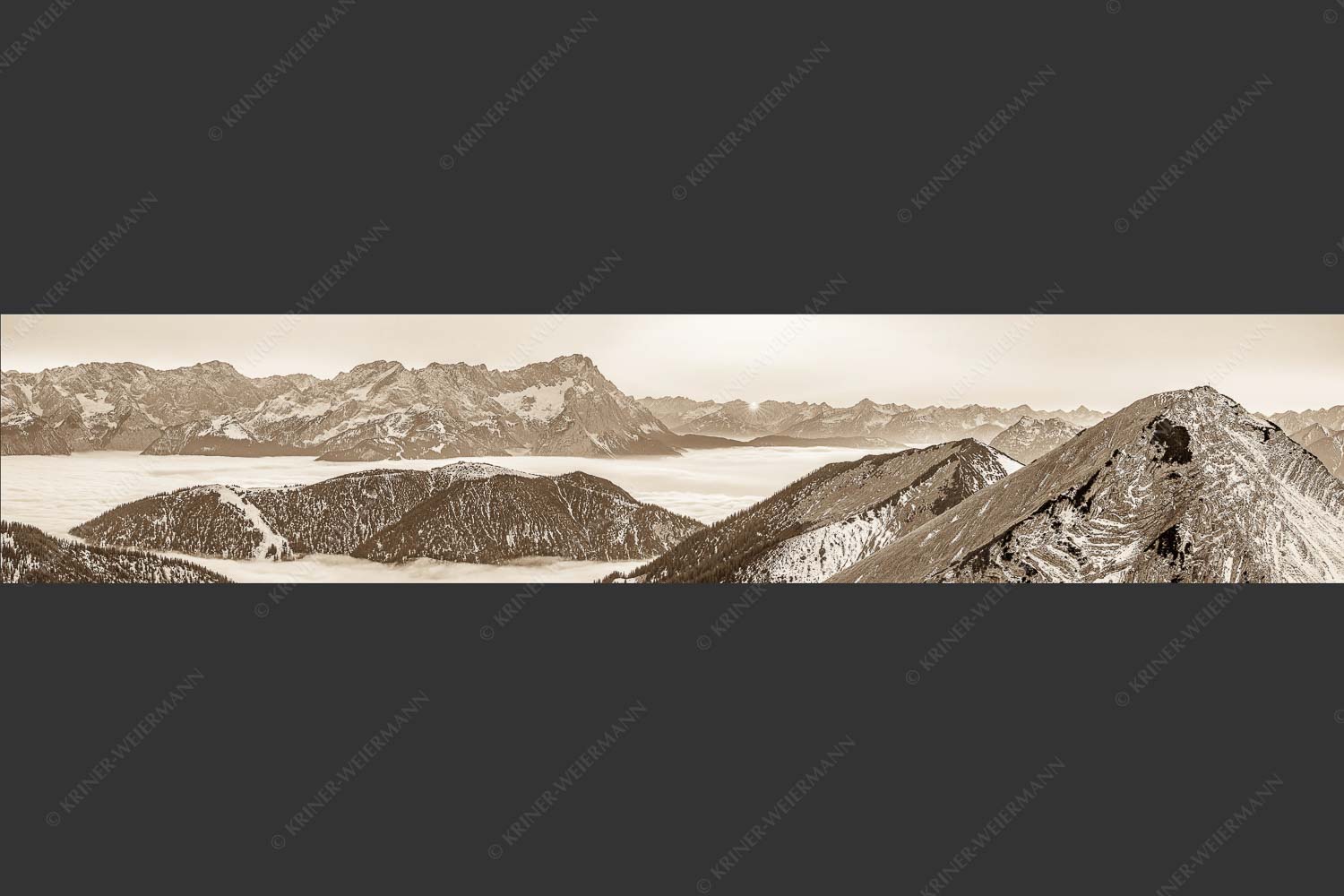 Blick aus dem Estergebirge über Nebelmeer und Wank zum Zugspitzmassiv - Letzter Blitzer 5:1 sepia -- Zugspitze Sonnenuntergang - mehr Infos bei www.Kriner-Weiermann.de