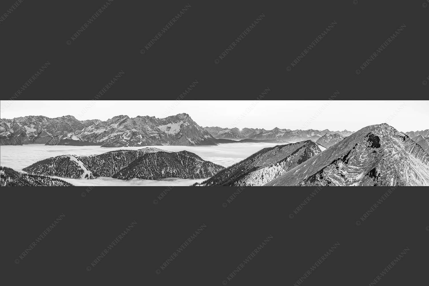 Blick aus dem Estergebirge über Nebelmeer und Wank zum Zugspitzmassiv - Letzter Blitzer 5:1 sw -- Zugspitze Sonnenuntergang - mehr Infos bei www.Kriner-Weiermann.de