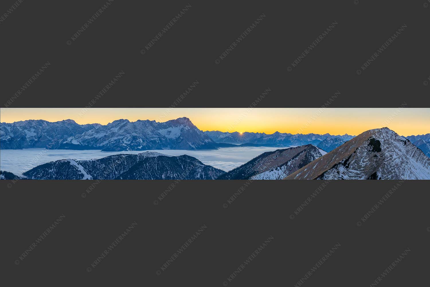 Blick aus dem Estergebirge über Nebelmeer und Wank zum Zugspitzmassiv - Letzter Blitzer 6:1  -- Zugspitze Sonnenuntergang - mehr Infos bei www.Kriner-Weiermann.de