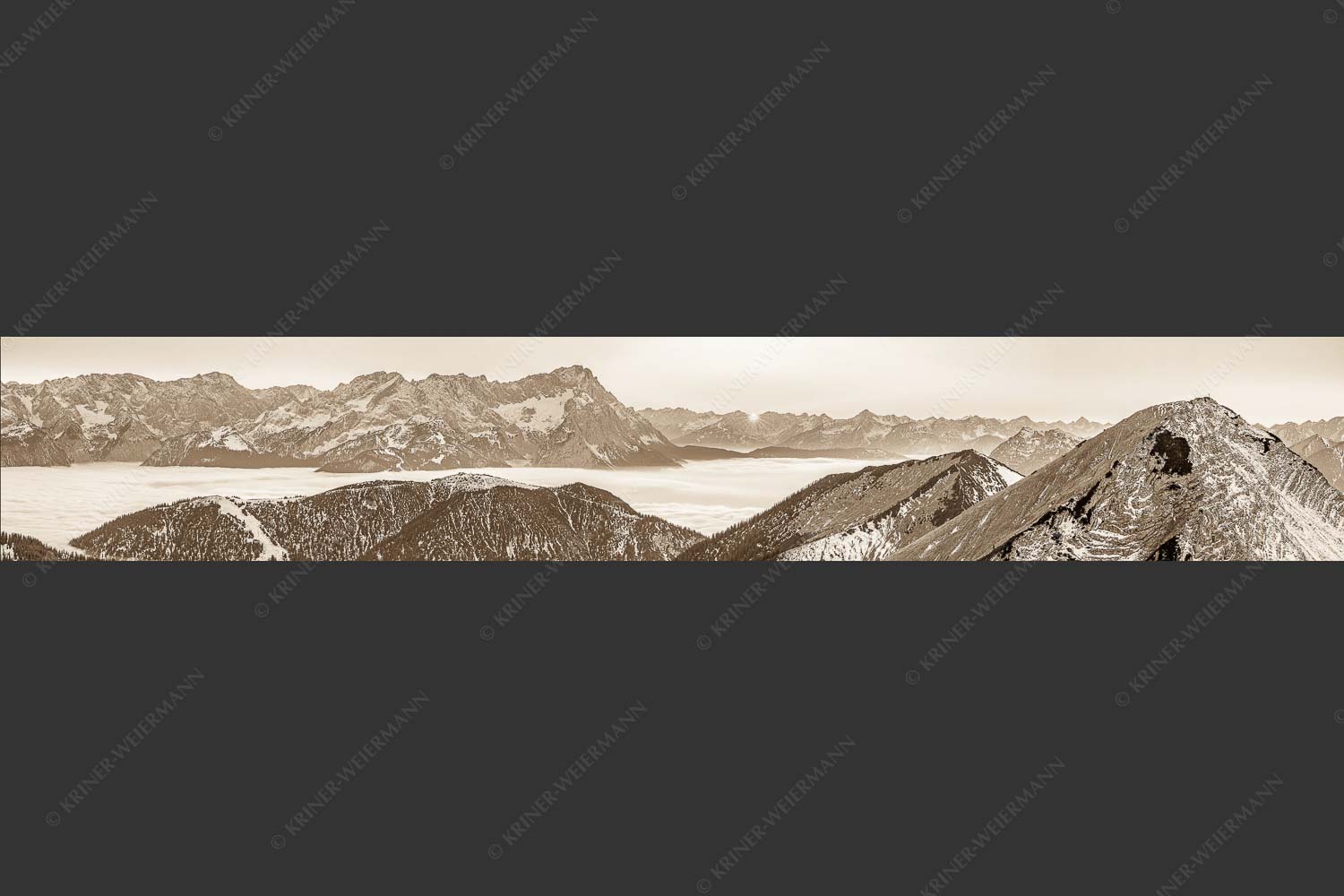 Blick aus dem Estergebirge über Nebelmeer und Wank zum Zugspitzmassiv - Letzter Blitzer 6:1 sepia -- Zugspitze Sonnenuntergang - mehr Infos bei www.Kriner-Weiermann.de