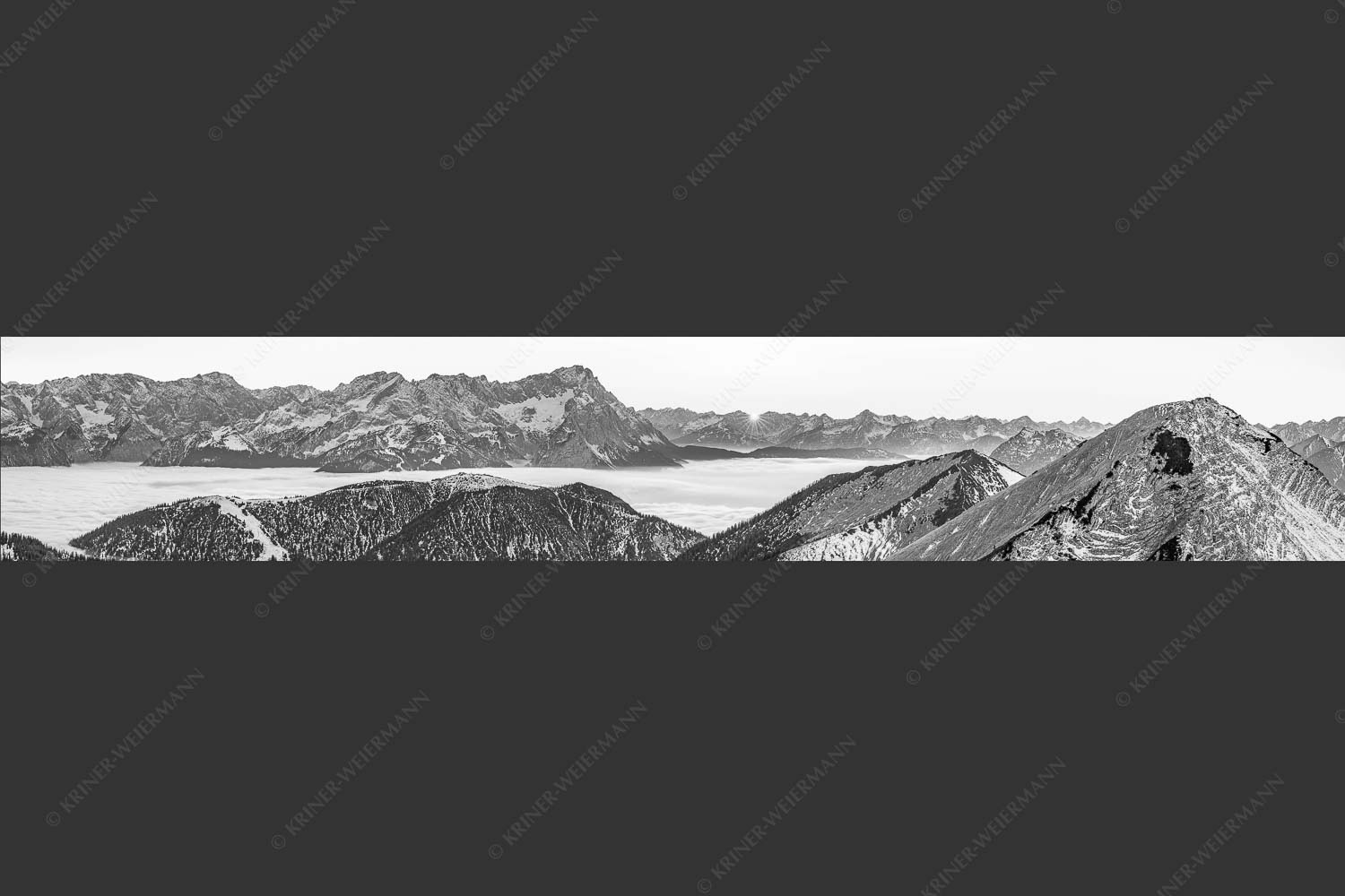 Blick aus dem Estergebirge über Nebelmeer und Wank zum Zugspitzmassiv - Letzter Blitzer 6:1 sw -- Zugspitze Sonnenuntergang - mehr Infos bei www.Kriner-Weiermann.de