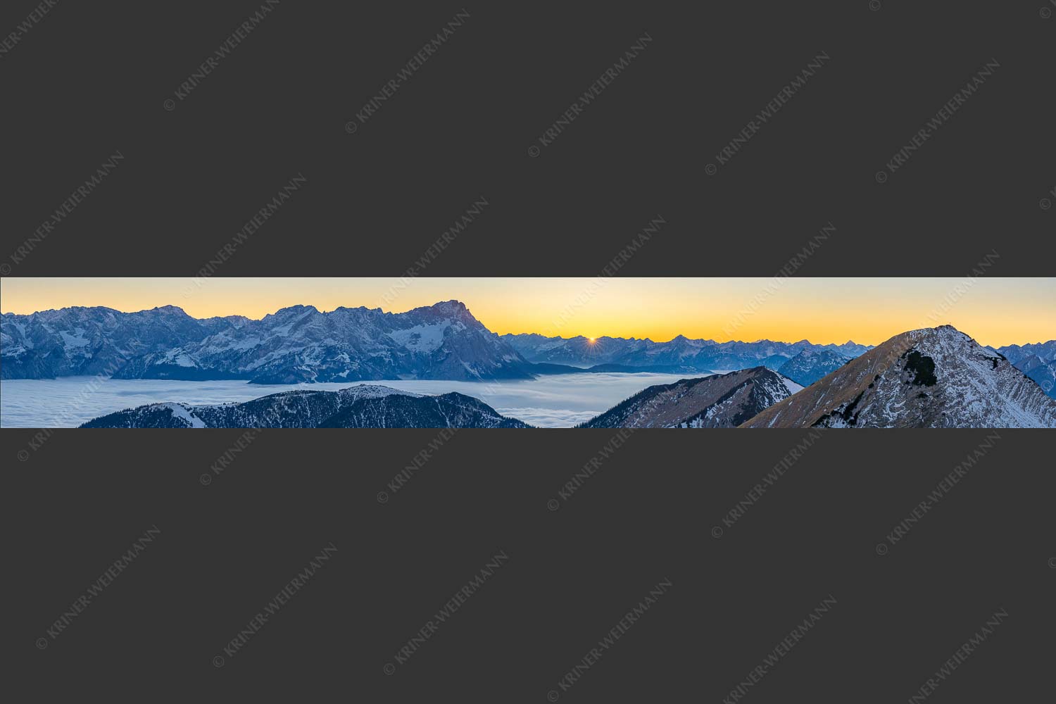 Blick aus dem Estergebirge über Nebelmeer und Wank zum Zugspitzmassiv - Letzter Blitzer 7:1  -- Zugspitze Sonnenuntergang - mehr Infos bei www.Kriner-Weiermann.de