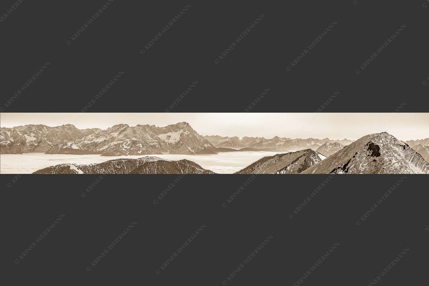 Blick aus dem Estergebirge über Nebelmeer und Wank zum Zugspitzmassiv - Letzter Blitzer 7:1 sepia -- Zugspitze Sonnenuntergang - mehr Infos bei www.Kriner-Weiermann.de